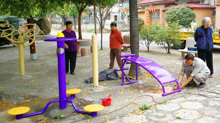 梅州嘉應(yīng)花園A區(qū)已安裝老人戶外健身器材，居民盡享健身樂趣