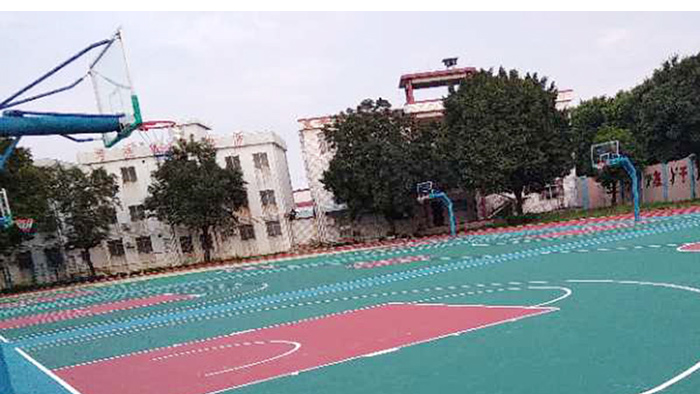 江門東新小學(xué)丙烯酸球場(chǎng)搭配固定籃球架雙完工學(xué)生齊歡迎